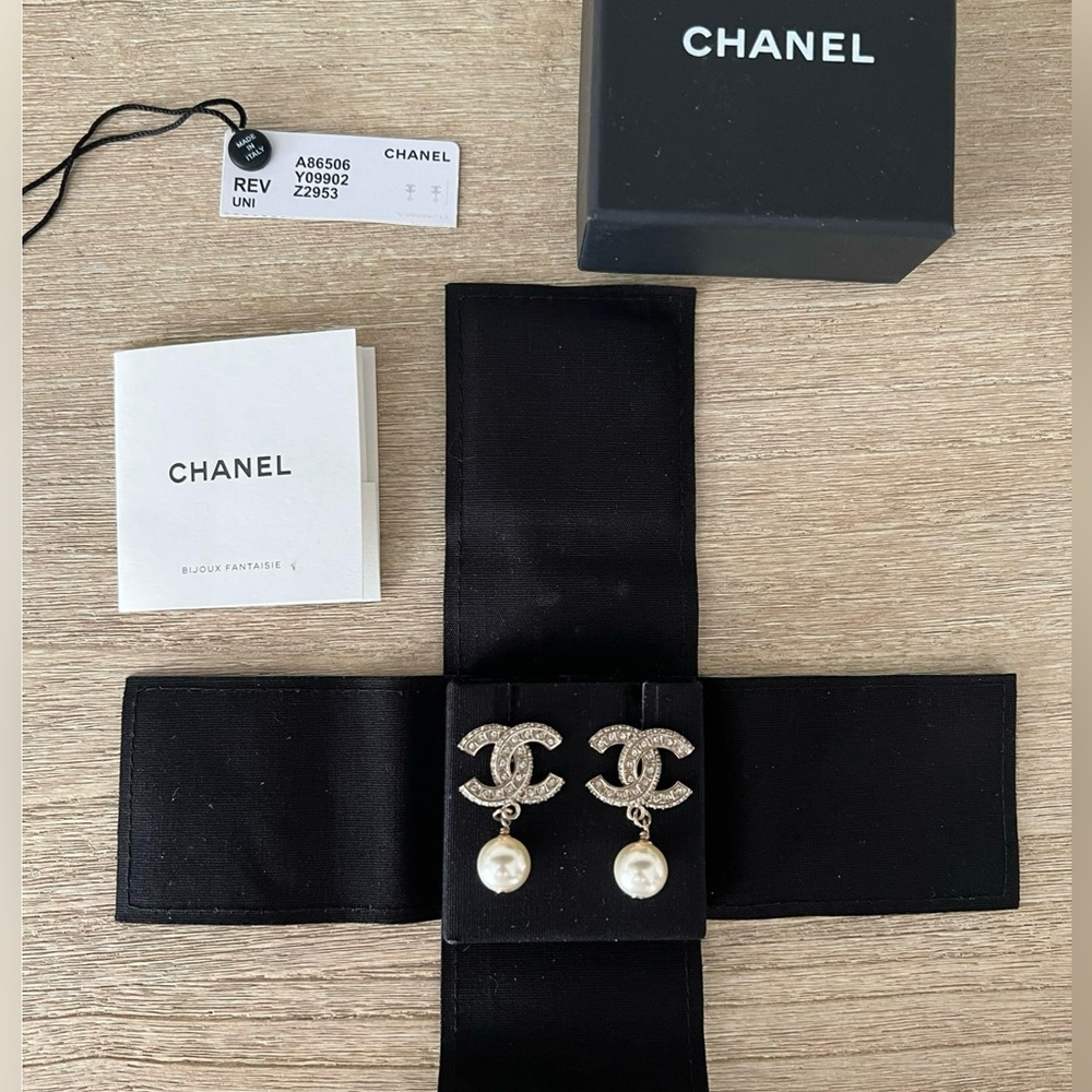 Chanel earrings CC with pearls